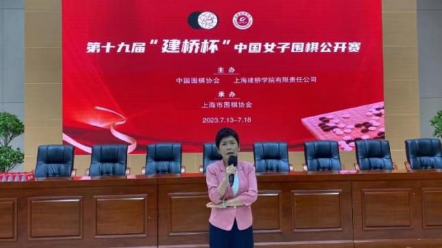 　　　　不成否定，《雨中的树》是一部主旋律片子，乃至是一部向党的十八年夜献礼的重点影片。